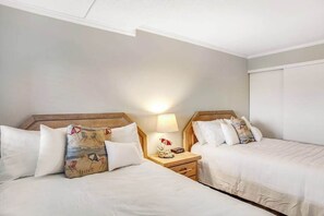 3 bedrooms, WiFi, bed sheets - Convenient & comfortable condo with pool & water views from balcony (Ocean City)