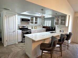 Private kitchen - Central EP Luxury Escape Cielo Vista Convenient (El Paso)