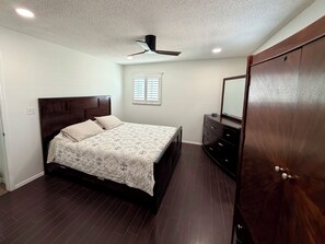 3 bedrooms, iron/ironing board, WiFi, bed sheets - Central EP Luxury Escape Cielo Vista Convenient (El Paso)