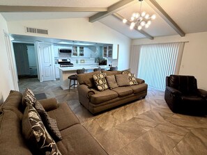 Living area - Central EP Luxury Escape Cielo Vista Convenient (El Paso)