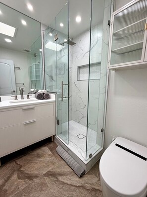 Shower, hair dryer, towels, soap - Central EP Luxury Escape Cielo Vista Convenient (El Paso)