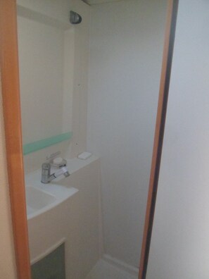 Regadera, toallas, papel de baño 