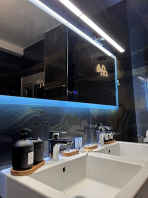 Shower, hair dryer, towels, soap - RIO Apartments Saranda 1 (Sarandë)