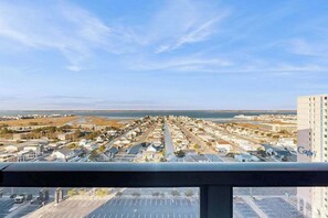 Property grounds - Incredible & affordable condo with beachfront location, pools & gym (Ocean City)