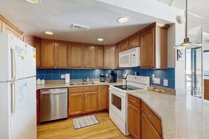 Fridge, microwave, oven, stovetop - Incredible & affordable condo with beachfront location, pools & gym (Ocean City)