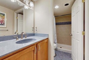 Shower, towels - Incredible & affordable condo with beachfront location, pools & gym (Ocean City)