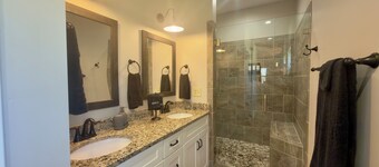 Restful 3 Bd. Private Cottage Retreat, 100 Acres w/ Woods, River/Creek & Trails