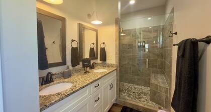 Restful 3 Bd. Private Cottage Retreat, 100 Acres w/ Woods, River/Creek & Trails
