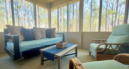 Restful 3 Bd. Private Cottage Retreat, 100 Acres w/ Woods, River/Creek & Trails