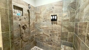 Douche, sèche-cheveux, serviettes fournies, savon