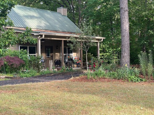 Restful 3 Bd. Private Cottage Retreat, 100 Acres w/ Woods, River/Creek & Trails