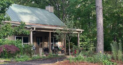 Restful 3 Bd. Private Cottage Retreat, 100 Acres w/ Woods, River/Creek & Trails