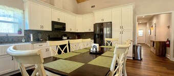 Restful 3 Bd. Private Cottage Retreat, 100 Acres w/ Woods, River/Creek & Trails