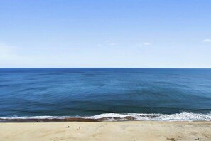 On the beach - Waterfront condo with incredible views, balcony, washer/dryer, pools & sauna (Ocean City)