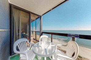 Outdoor dining - Oceanfront condo with balcony, washer/dryer, pools, gym & beach bar (Ocean City)