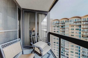 Property grounds - Convenient & affordable condo with balcony, ocean views, pools & gym (Ocean City)