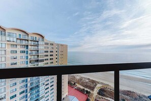 Property grounds - Convenient & affordable condo with balcony, ocean views, pools & gym (Ocean City)