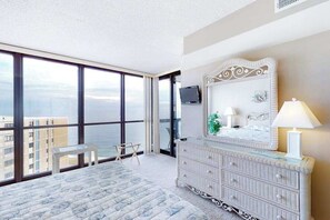 3 bedrooms, Internet, bed sheets - Sunny beachfront condo with balcony, central AC, pools & gym (Ocean City)
