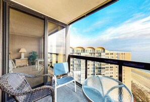 Property grounds - Sunny beachfront condo with balcony, central AC, pools & gym (Ocean City)