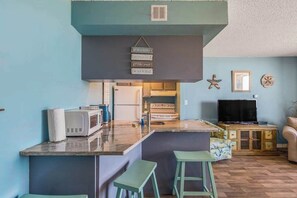 Fridge, microwave, oven, stovetop - Updated condo with balcony, pools, gym, tennis court & AC (Ocean City)