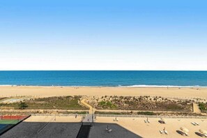 On the beach - Updated condo with balcony, pools, gym, tennis court & AC (Ocean City)
