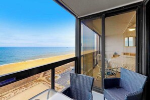 Terrace/patio - Delightful, well-equipped beachfront condo with balcony, views, pools & gym (Ocean City)