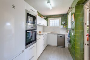Fridge, microwave, oven, stovetop - Villa with Garden and Sea Views (Begur)
