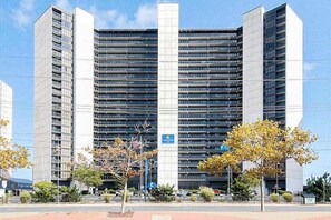 Exterior - Cozy beachfront condo with balcony, AC, pools, game room & gym (Ocean City)