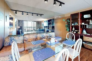 Dining - Beach condo in great location with unparalleled views, AC, pools, gym & sauna (Ocean City)