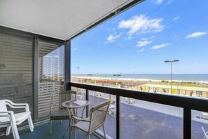 Property grounds - Spacious & bright beachfront condo with ocean views from balcony & pool (Ocean City)