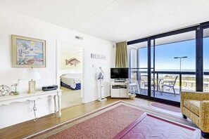 2 bedrooms, Internet, bed sheets - Spacious & bright beachfront condo with ocean views from balcony & pool (Ocean City)
