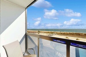 Property grounds - Convenient & affordable beach condo with AC, W/D, pools, gym & game room (Ocean City)