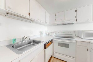 Fridge, microwave, oven, stovetop - Fountainhead Towers 1110 (Ocean City)