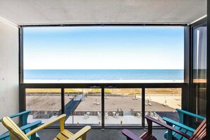 Interior - Splendid beachfront condo with balcony, views, pool, gym, tennis, AC & sauna (Ocean City)
