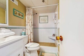 Ein Badezimmer mit Toilette, Dusche und Waschbecken.