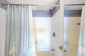 Shower, towels - Fountainhead Towers 906 (Ocean City)