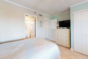 1 bedroom, WiFi, bed sheets - Sunny Beachfront Condo w/Private Balcony, Washer/Dryer, A/C, Free WiFi, Views (Ocean City)