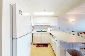 Fridge, microwave, oven, stovetop - Sunny Beachfront Condo w/Private Balcony, Washer/Dryer, A/C, Free WiFi, Views (Ocean City)