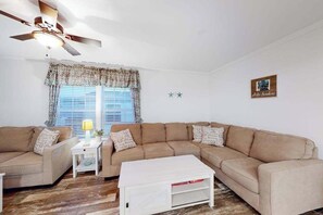TV, DVD player, offices - Beachy bayside home in quiet neighborhood with patio, central AC, pool, & tennis (Ocean City)