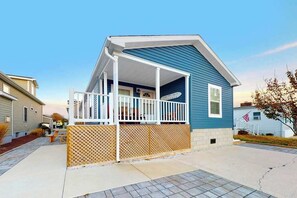 Exterior - Beachy bayside home in quiet neighborhood with patio, central AC, pool, & tennis (Ocean City)