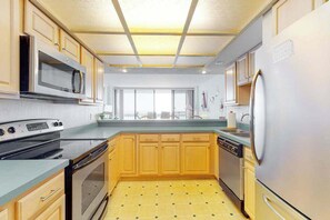 Fridge, microwave, oven, stovetop - Convenient Condo in Gorgeous Oceanfront Location w/Shared Pool, Free WiFi (Ocean City)