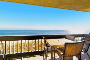Outdoor dining - Wonderful Condo Located Right on the Beach w/Shared Pool/Sauna, Free WiFi (Ocean City)
