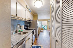 Fridge, microwave, oven, stovetop - Amazing Suite in Oceanside Building w/Shared Pool, Private Washer/Dryer, WiFi (Ocean City)
