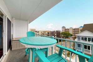Outdoor dining - Amazing Suite in Oceanside Building w/Shared Pool, Private Washer/Dryer, WiFi (Ocean City)