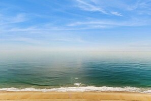 On the beach - Lovely Condo in Beachfront Building w/Shared Pool, Free WiFi, Central AC (Ocean City)