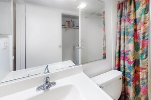 Shower, towels - Waterfront condo with balcony, views, pools, gym, & sauna (Ocean City)
