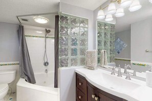 Shower, towels - Wonderful Suite in Beachfront Complex w/Shared Pool, Free WiFi, Private W/D (Ocean City)