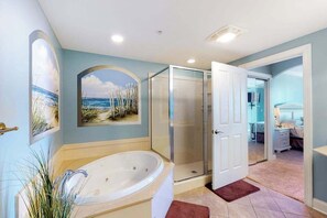 Shower, towels - Belmont Towers 708 (Ocean City)