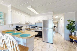 Fridge, microwave, oven, stovetop - Breakaway East 206 (Ocean City)