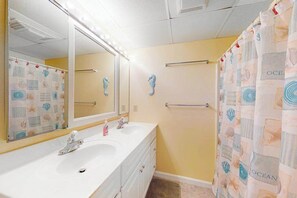Shower, towels - Blue Marlin 208 (Ocean City)
